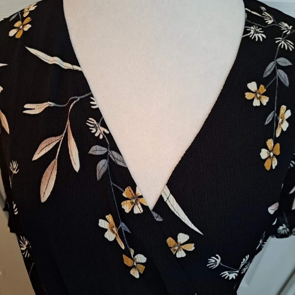 NWT Lulus Black Floral  Wrap Dress  Size M - Picture 2 of 9